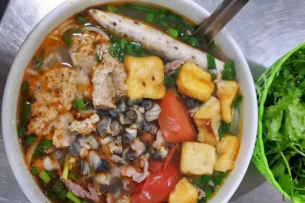 A dish with a combination of many ingredients that brings a diverse flavor 